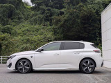 常時150台在庫の輸入車専門大型展示場。展示場に無いお車も全国より、お探しします。