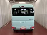 跳ね上げ式バックドアなので、雨天時の荷物の出し入れの際も濡れにくいです