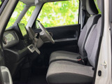 運転席からの視界は広く、運転操作もスムーズに行えます。快適なドライビングポジションで、安全運転をサポートします。
