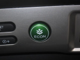 葉っぱマークのECONスイッチ!スイッチをONにするだけで、エンジンやエアコンなどを協調制御。燃費の向上に貢献します!