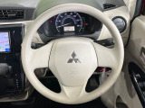 インテリアに合わせたデザインのステアリングは、運転される方のことも考え、運転しやすい形状、大きさです。是非一度、実際に触ってお確かめください。