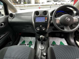 インパネ廻りの写真です。フロアーCVTですので、運転がしやすいです。純正メモリーナビ付きですので、ドライブやご旅行にとても便利です。