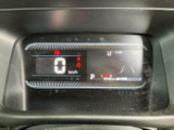 視認性の高いメーターパネルは、運転に必要な情報を一目で確認できます。デジタル表示で、スタイリッシュな印象を与え、安全運転をサポートします。