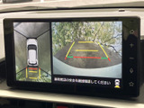 クリアな画面で、様々な情報を確認できます。駐車支援機能も搭載されており、狭い場所でも安心。運転の負担を軽減します。