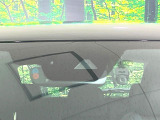 【i-ACTIVESENSE】走行中に前方の車両等を認識し、衝突しそうな時は警報とブレーキで衝突回避と被害軽減をアシスト。より安全にドライブをお楽しみいただけます。