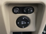 ハンドルの右側に電動格納付きパワーミラーの操作スイッチがついています。左右のサイドミラーの角度調節も微調整ができて便利です。