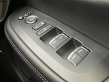 ドアロックの集中操作スイッチがここに。運転席から簡単に全てのドアのロック/アンロックが可能です。安心してドライブに集中できる環境が整っています。