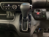 CVT車のセレクトレバーです。低速から高速まで、変速ショックのないスムーズな走りを実現するとともに、エンジン効率のよい領域を維持することで燃費にも貢献します。