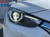 【LEDヘッドライト】悪天候や夜間走行時も良好な視界を確保し安心して運転できる高輝度LEDヘッドライトを装備!点灯速度が早く、消費電力も抑えられています。