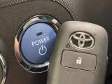【スマートキー】カバンやポケットに入れたままでもドアの施錠・解錠が可能なスマートキーを装備。エンジンのオン・オフ時もカギを取り出す必要が無いからとっても便利です♪