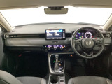 車内は光触媒抗菌消臭施工済です。スタイリッシュなデザインでスポーティなインパネ周りを演出します。グローブボックスやカップホルダーのほかにトレーなどたくさんの収納スペースが付いています。