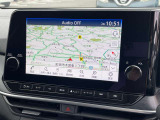 日産純正のカーナビが付いておりますので知らない所でもサポートしますので安心ですね。色々な機能でドライブも快適ですね。