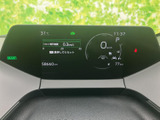視認性の高いメーター類が、運転に必要な情報を分かりやすく表示します。運転状況を的確に把握でき、安全運転をサポートします。