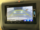 リバースギアに入れるだけで後方の表示へ切り替わります。夜間や雨の日の駐車も楽になりますよ。