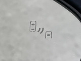 【ブラインドスポットモニター】走行中、ドアミラーの死角になりやすい箇所に後続車が接近するとサイドミラーのレンズに警告を表示!ドライバーに注意喚起をしてくれます。