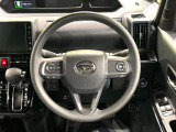 インテリアに合わせたデザインのステアリングは、運転される方のことも考え、運転しやすい形状、大きさです。是非一度、実際に触ってお確かめください。