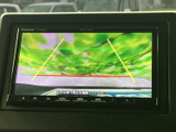後方確認モニターを搭載し、駐車時の安全性を向上させます。狭い場所での取り回しも安心で、視認性の高い画面で周囲の状況をしっかり確認できます。