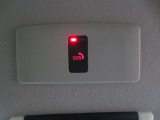 急病時や危険を感じた時、SOSコールスイッチを押すと専門のオペレータに繋がって、警察や消防への連携をサポートしてくれます。また、万が一の事故発生時には、エアバッグ展開と連動して自動通報します。