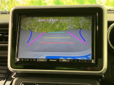 後方確認をサポートするモニターで、安全な運転をアシスト。狭い道や駐車時にも、周囲の状況を把握しやすくなっています。