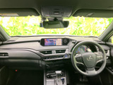 運転席からの視界は広く、運転操作もスムーズに行えます。上質な素材を使用し、快適なドライブ空間を実現しています。落ち着いた雰囲気です。