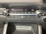 温度の設定のみで快適な風量やモードなどを自動調整してくれるフルオートエアコンを装備!