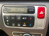 【オートエアコン】一度お好みの温度に設定すれば、車内の温度を検知し風量や温度を自動で調整。暑い&hellip;寒い&hellip;と何度もスイッチ操作をする必要はありません。快適な車内空間には必須の機能ですね♪