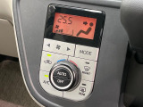 【オートエアコン】一度お好みの温度に設定すれば、車内の温度を検知し風量や温度を自動で調整。暑い&hellip;寒い&hellip;と何度もスイッチ操作をする必要はありません。快適な車内空間には必須の機能ですね♪