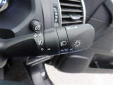 スイッチをオートに設定しておけば、車外の明るさに応じて自動的にヘッドランプを点灯・消灯します。夕暮れ時やトンネルの続く山道などを走行する時に便利なコンライトを装備しています。