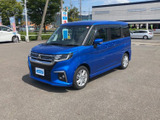 シャープなフロントマスクが特徴的で、都会的な印象を与えます。ブルーのボディカラーとシルバーの加飾が、洗練された雰囲気を演出しています。