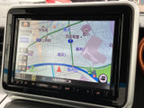 運転に集中できる見やすい地図表示。目的地設定も簡単に行え、初めての道でも安心です。渋滞情報も確認できます。