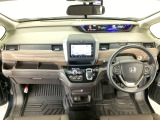 【前方視界】開放的な前方視界!運転がしやすく疲れにくいです♪窓が大きく、見通しがとっても良いおクルマですよ♪