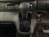 CVT車のセレクトレバーです。低速から高速まで、変速ショックのないスムーズな走りを実現するとともに、エンジン効率のよい領域を維持することで燃費にも貢献します。