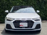 Audiデザインの特徴であるシングルフレームグリルが存在感を主張します。
