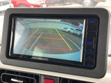 狭い場所での駐車も安心です。後方の状況を画面で確認できるので、安全に駐車操作を行えます。運転に自信がない方にもおすすめです。