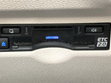 操作しやすい位置に配置され、確実な操作感で安全な車線変更をサポートします。視認性も高く、直感的に使用できますよ。
