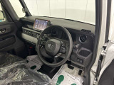水平基調のインテリアデザインがすっきりとした車内と見晴らしのよい視界を与えてくれます。