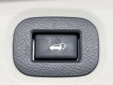 【パワーバックドア】スマートキーや運転席のボタンを押すだけでリアゲートが自動で開閉します!荷物を持っている時や、高い位置にあるバックドアを閉める際に便利な機能です♪