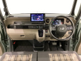 車内は光触媒抗菌消臭施工済です。スタイリッシュなデザインで暖かみのあるインパネ周りを演出します。グローブボックスやカップホルダーのほかにトレーなどたくさんの収納スペースが装備されています。