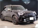 MINIのフロントグリルのデザインはイギリスで生まれた当初から、シルバーのサイドバーが折り重なった伝統的なデザインで御座います。その伝統はBMWのお車になってからでも少しずつ形を変えて守られております