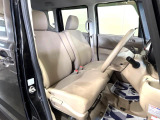 運転席まわりには十分なスペースがあり、大柄な方でもゆったり運転していただける環境です。