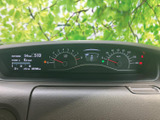 視認性の高いメーターパネルは、運転に必要な情報を的確にドライバーへ伝えます。落ち着いた色合いで、運転に集中できる空間を演出します。