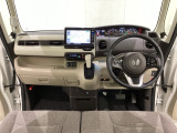 車内は光触媒抗菌消臭施工済です。スタイリッシュなデザインで暖かみのあるインパネ周りを演出します。グローブボックスやカップホルダーのほかにトレーなどたくさんの収納スペースが装備されています。