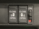 【両側パワースライドドア】両側がパワースライドドアになっており、運転席のスイッチやスマートキーでも開閉が可能です!開口部も広いので乗り降りも楽々♪