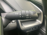 操作しやすいウインカーレバーで、スムーズな車線変更をサポートします。確実な操作感で、安全な運転に貢献します。