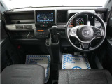 運転にかかわる様々な操作を安全に行えるように視点移動が少なく、操作性に配慮されたスイッチ類が凝縮されたコクピットです。
