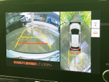 バック時の安全性を高めるカメラ付き。狭い場所でもスムーズな駐車をサポートします。ガイドライン表示で、距離感が把握しやすいのも魅力です。