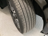 安全に走行するためには空気圧の確認をはじめ溝の深さ、ひび割れの等の点検が必要です。点検時に交換が必要と判断した場合は交換いたします。