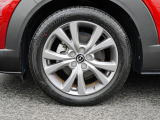 18インチ純正アルミホイールを装備。タイヤサイズは215/55R18となります。