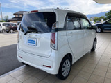 シンプルながらも安定感のあるリアデザイン。テールランプが全体の印象を引き締め、上質な雰囲気を演出します。荷物の積み下ろしもしやすい形状です。