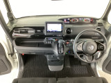 【前方視界】開放的な前方視界!運転がしやすく疲れにくいです♪窓が大きく、見通しがとっても良いおクルマですよ♪